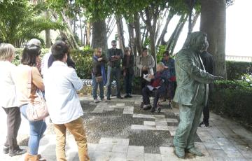 Numerosas personas se congregan en la Alameda Apodaca, junto a la estatua de Carlos Edmundo de Ory. 