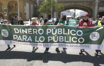 Miles de personas se manifiestan en Cádiz para reclamar mejores políticas en materia de educación pública. 
