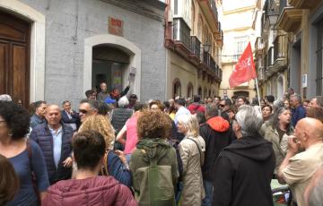 El PSOE de Cádiz sale a la calle para mostrar públicamente su apoyo a Pedro Sánchez. 