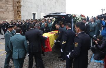 Agentes extraen el féretro del agente de San Fernando fallecido en Barbate antes del funeral