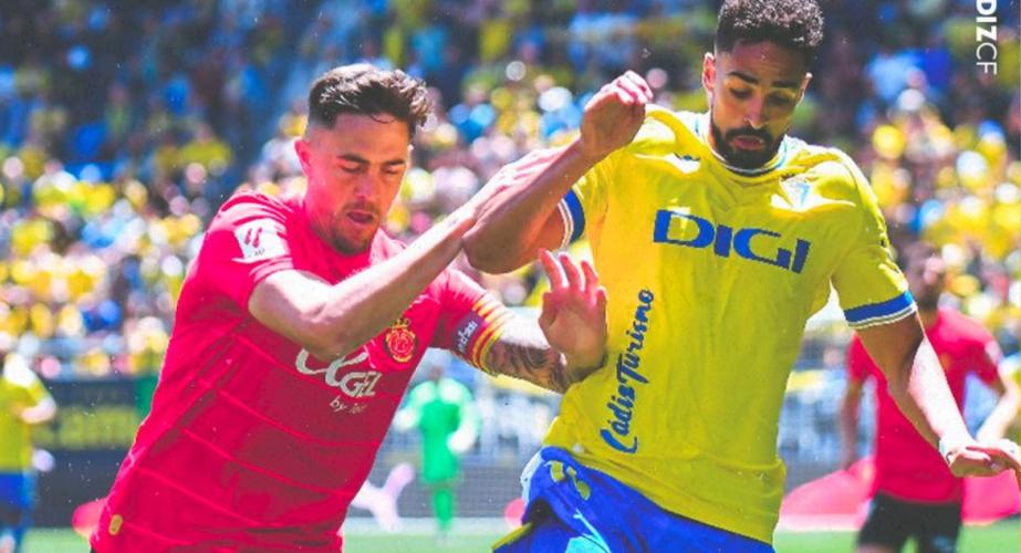 Chris Ramos disputa una acción con Raíllo (Foto: Cádiz CF)