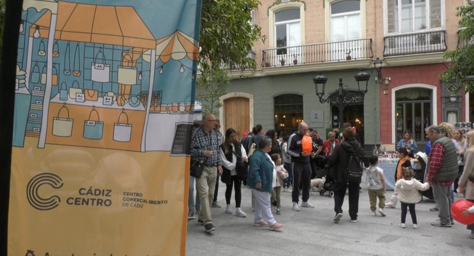 Éxito de convocatoria del mercadillo organizado por Cádiz Centro en Plaza Candelaria. 