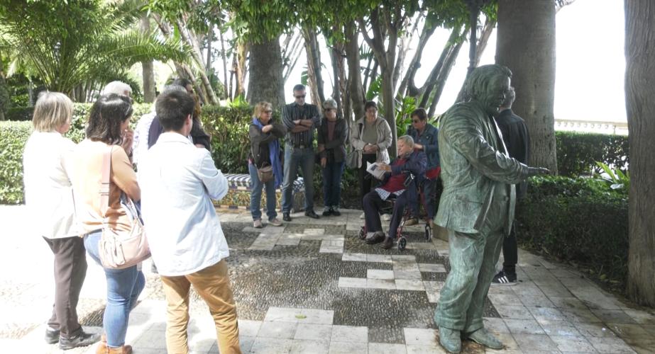 Numerosas personas se congregan en la Alameda Apodaca, junto a la estatua de Carlos Edmundo de Ory. 