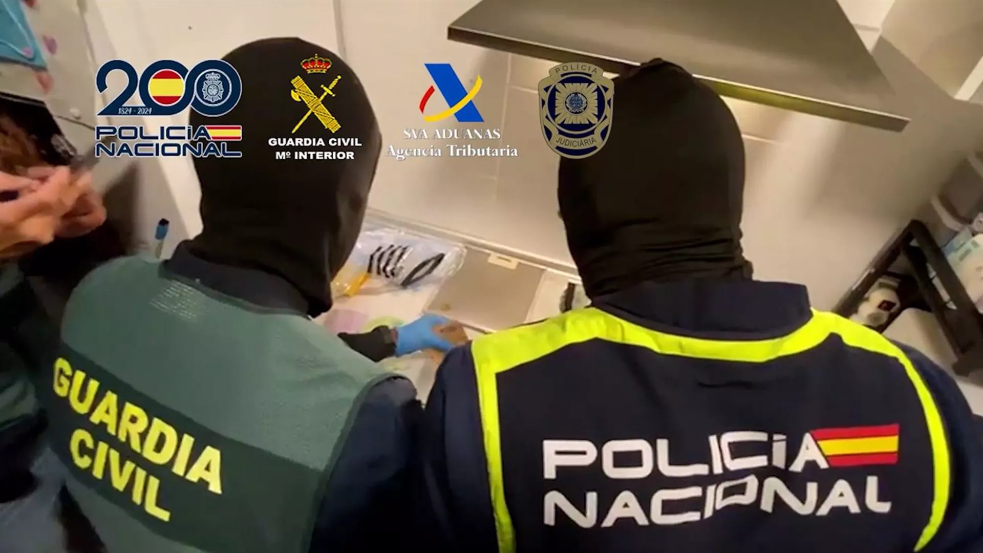 Dos agentes actuando de forma conjunta en la acción contra el narcotráfico