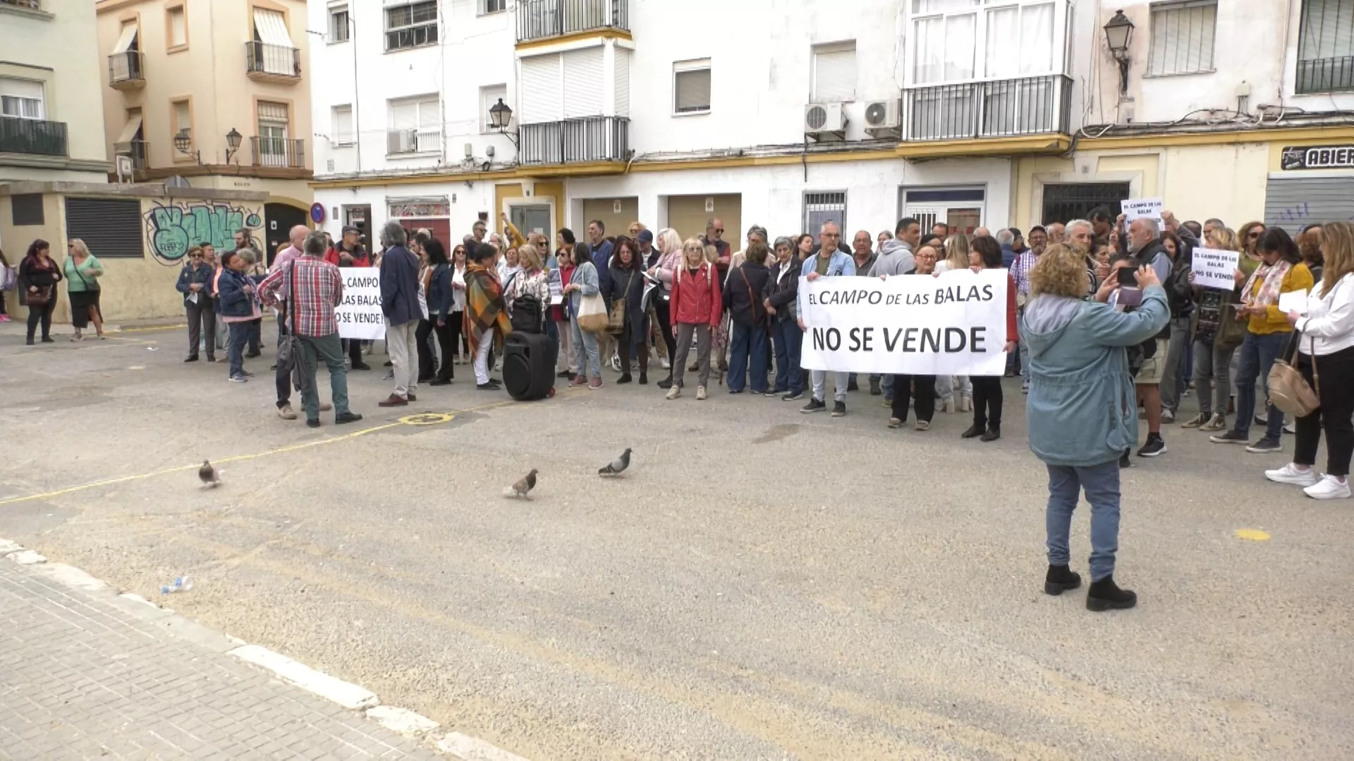 Vecinos protagonizan este viernes una protesta contra la venta del Campo de las Balas