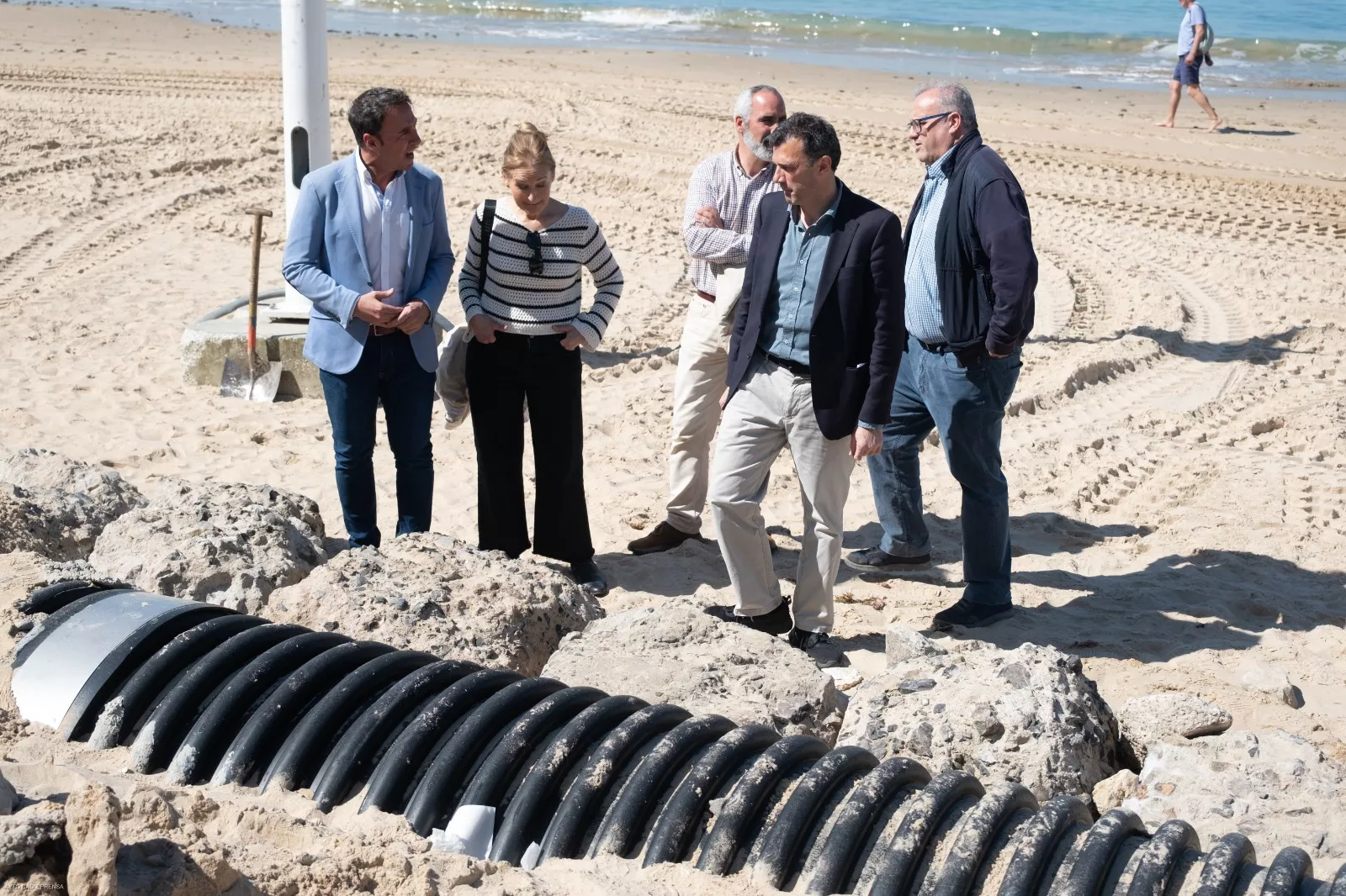 El alcalde visita las obras de emergencia del colector de aguas pluviales de Santa María del Mar.